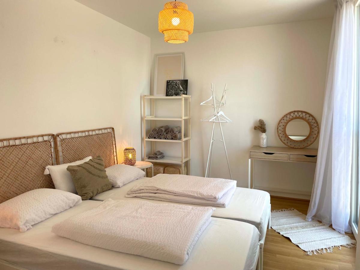 Urban Oasis: Stylische Wohnung Wien Exteriör bild