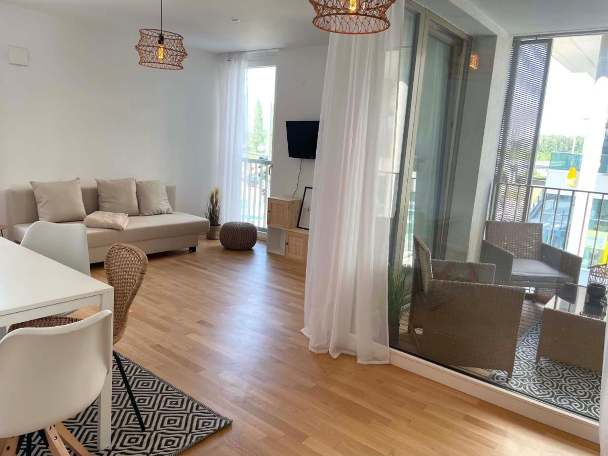 Urban Oasis: Stylische Wohnung Wien Exteriör bild